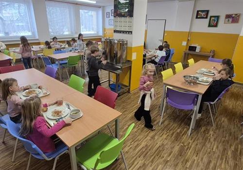 NOVÉ ŽIDLE A STOLY VE ŠKOLNÍ JÍDELNĚ 